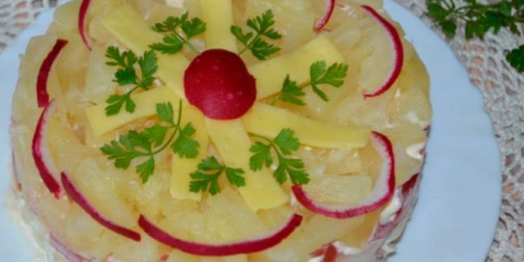 Salát s ananasem, kuřecím masem a sýrem: 10 chutných receptů